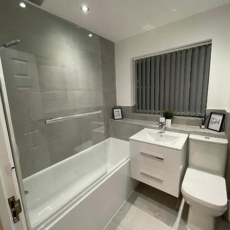Modern 2 Bed House Cannock Perfect For Contractors Business Travellers Short Stays Driveway For 2 Vehicles Close To M6 M54 I54 A5 A38 Mcarthur Glen Designer Outlet Eksteriør billede