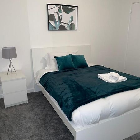 Modern 2 Bed House Cannock Perfect For Contractors Business Travellers Short Stays Driveway For 2 Vehicles Close To M6 M54 I54 A5 A38 Mcarthur Glen Designer Outlet Eksteriør billede