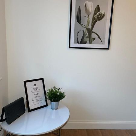 Modern 2 Bed House Cannock Perfect For Contractors Business Travellers Short Stays Driveway For 2 Vehicles Close To M6 M54 I54 A5 A38 Mcarthur Glen Designer Outlet Eksteriør billede