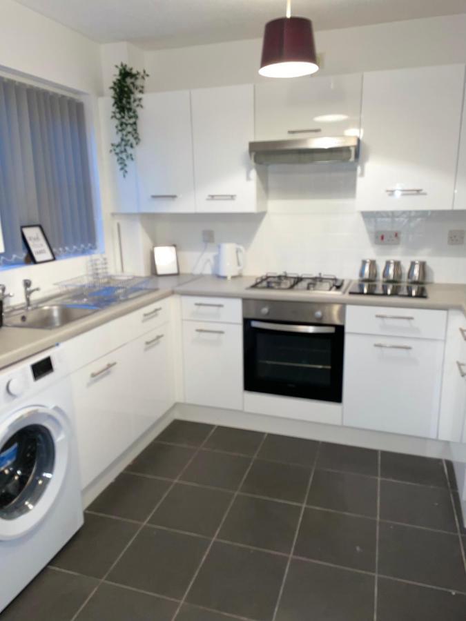 Modern 2 Bed House Cannock Perfect For Contractors Business Travellers Short Stays Driveway For 2 Vehicles Close To M6 M54 I54 A5 A38 Mcarthur Glen Designer Outlet Eksteriør billede