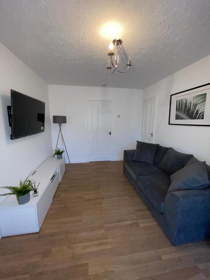 Modern 2 Bed House Cannock Perfect For Contractors Business Travellers Short Stays Driveway For 2 Vehicles Close To M6 M54 I54 A5 A38 Mcarthur Glen Designer Outlet Eksteriør billede