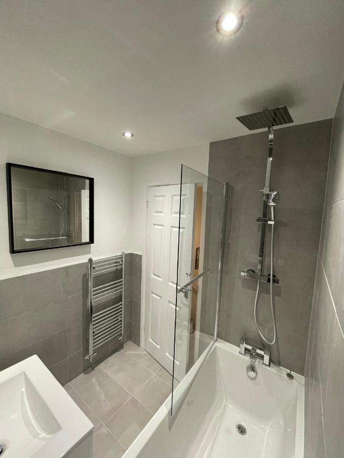 Modern 2 Bed House Cannock Perfect For Contractors Business Travellers Short Stays Driveway For 2 Vehicles Close To M6 M54 I54 A5 A38 Mcarthur Glen Designer Outlet Eksteriør billede