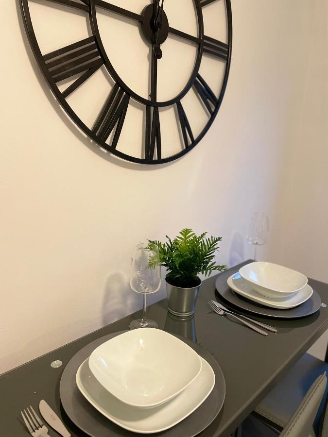 Modern 2 Bed House Cannock Perfect For Contractors Business Travellers Short Stays Driveway For 2 Vehicles Close To M6 M54 I54 A5 A38 Mcarthur Glen Designer Outlet Eksteriør billede