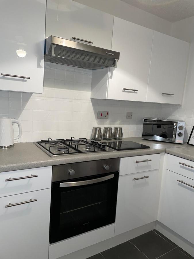 Modern 2 Bed House Cannock Perfect For Contractors Business Travellers Short Stays Driveway For 2 Vehicles Close To M6 M54 I54 A5 A38 Mcarthur Glen Designer Outlet Eksteriør billede