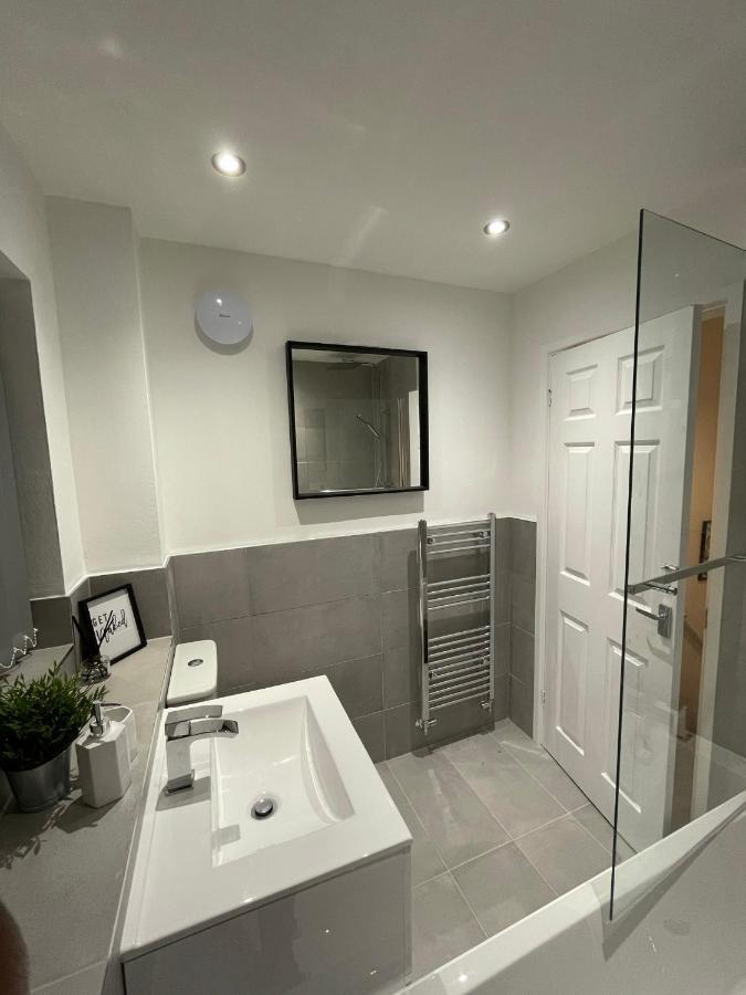Modern 2 Bed House Cannock Perfect For Contractors Business Travellers Short Stays Driveway For 2 Vehicles Close To M6 M54 I54 A5 A38 Mcarthur Glen Designer Outlet Eksteriør billede