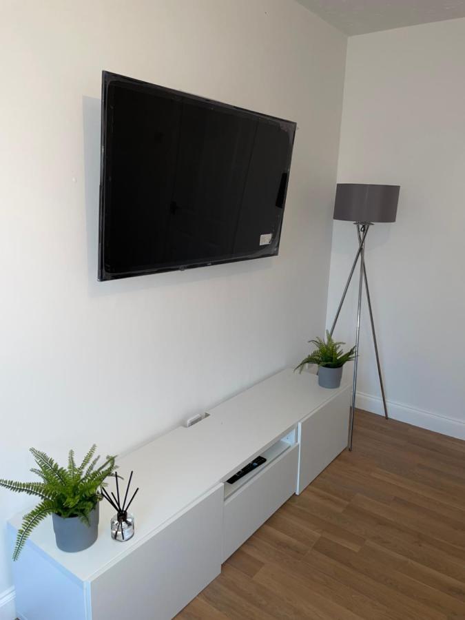 Modern 2 Bed House Cannock Perfect For Contractors Business Travellers Short Stays Driveway For 2 Vehicles Close To M6 M54 I54 A5 A38 Mcarthur Glen Designer Outlet Eksteriør billede