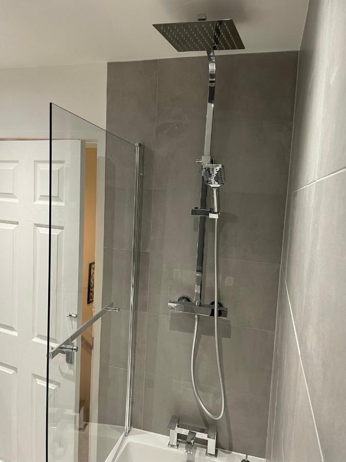 Modern 2 Bed House Cannock Perfect For Contractors Business Travellers Short Stays Driveway For 2 Vehicles Close To M6 M54 I54 A5 A38 Mcarthur Glen Designer Outlet Eksteriør billede