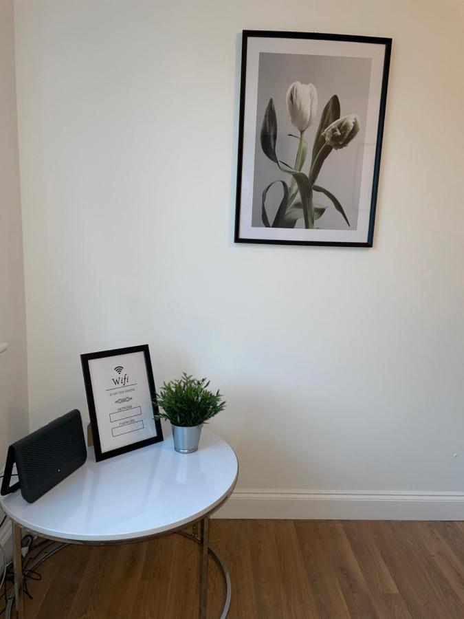 Modern 2 Bed House Cannock Perfect For Contractors Business Travellers Short Stays Driveway For 2 Vehicles Close To M6 M54 I54 A5 A38 Mcarthur Glen Designer Outlet Eksteriør billede