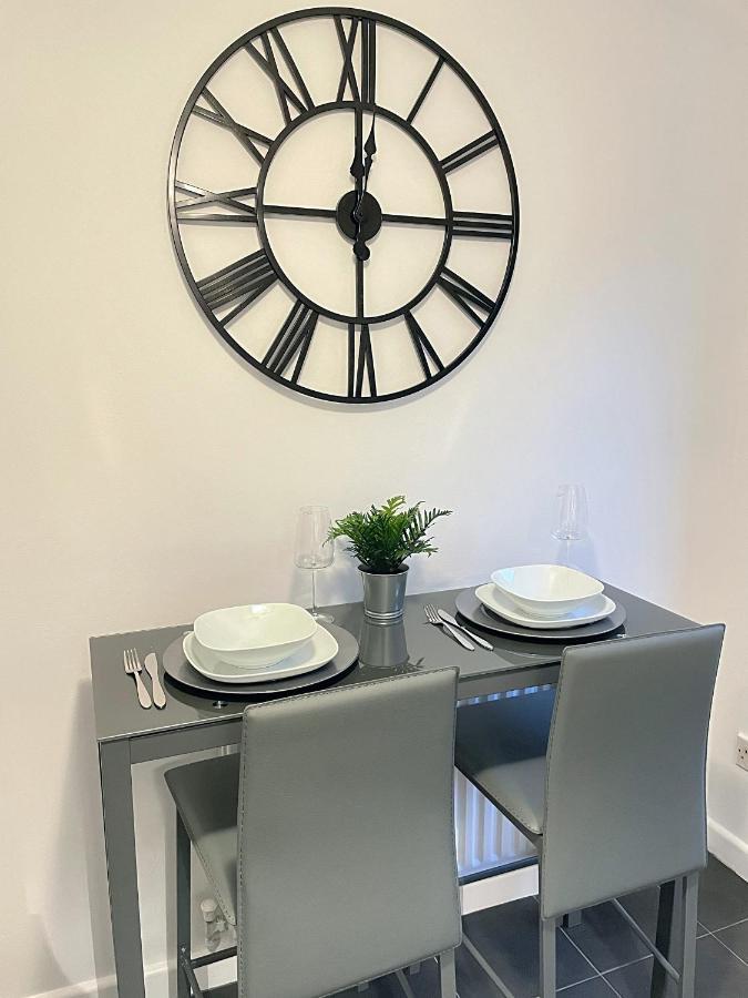 Modern 2 Bed House Cannock Perfect For Contractors Business Travellers Short Stays Driveway For 2 Vehicles Close To M6 M54 I54 A5 A38 Mcarthur Glen Designer Outlet Eksteriør billede
